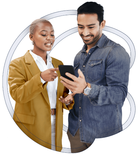 Imagem de um homem e uma mulher olhando para um celular dentro da logo da Cruz Cardoso.